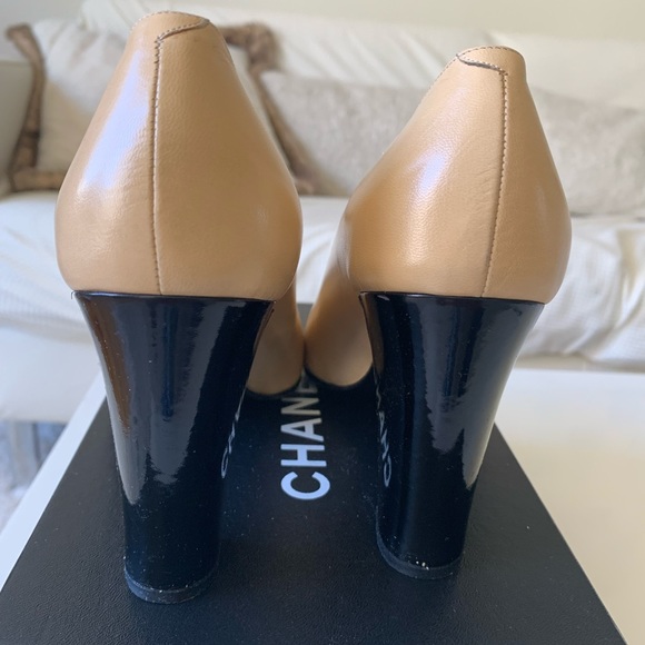 Chanel two toned beige and black leather shoes. - Picture 4 of 7